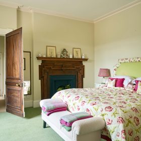 The Brecon Pink House - kate & tom's Large Holiday Homes