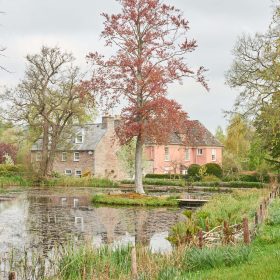 The Brecon Pink House - kate & tom's Large Holiday Homes