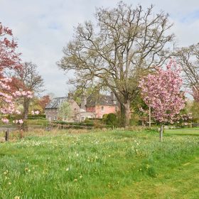 The Brecon Pink House - kate & tom's Large Holiday Homes