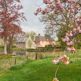 The Brecon Pink House - kate & tom's Large Holiday Homes