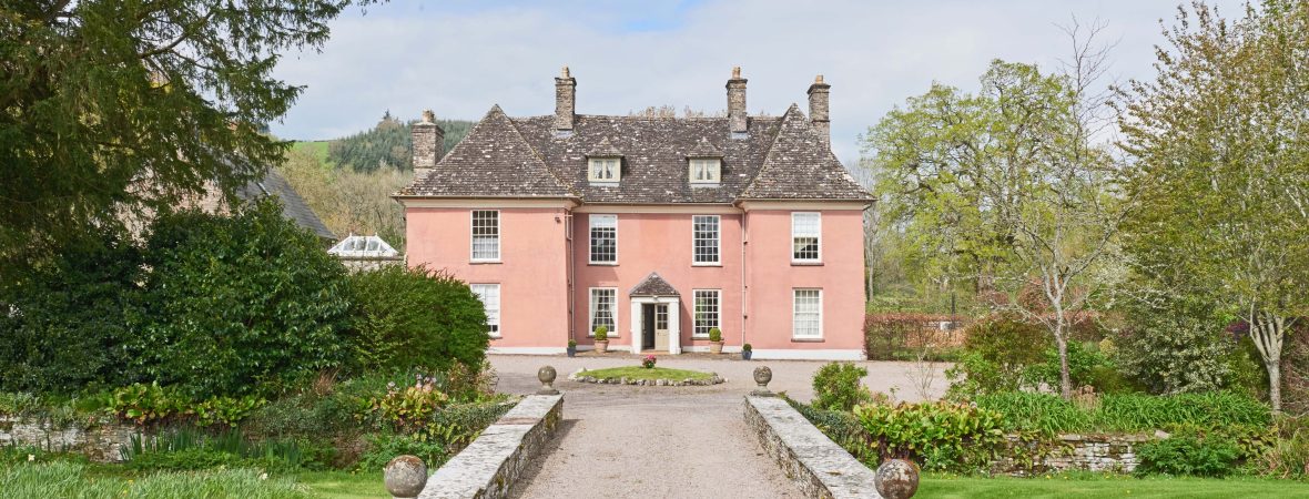The Brecon Pink House - kate & tom's Large Holiday Homes