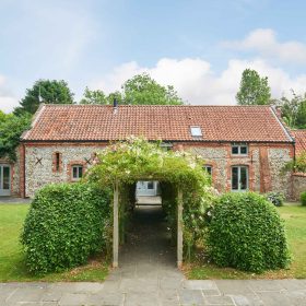 Wildflower Barns - kate & tom's Large Holiday Homes