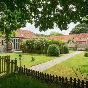 Wildflower Barns - kate & tom's Large Holiday Homes