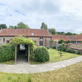 Wildflower Barns - kate & tom's Large Holiday Homes