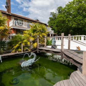 The Villa in the Trees - kate & tom's Large Holiday Homes