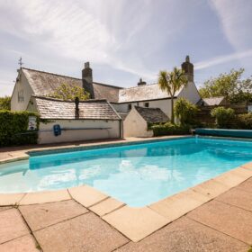 Peninsula Pool Retreat - kate & tom's Large Holiday Homes