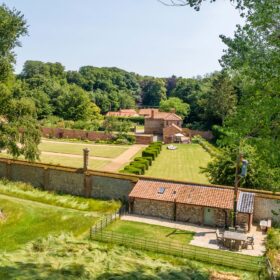 Walled Garden Cottages - kate & tom's Large Holiday Homes