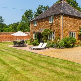 Walled Garden Cottages - kate & tom's Large Holiday Homes