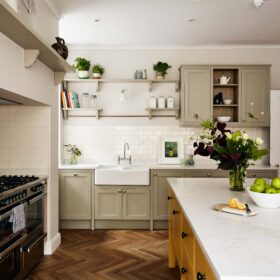 Bixley Manor Kitchen - kate & tom's Large Holiday Homes